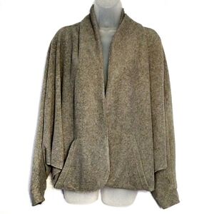 35 Bellow Performance Apparel Cape Cardigan‎